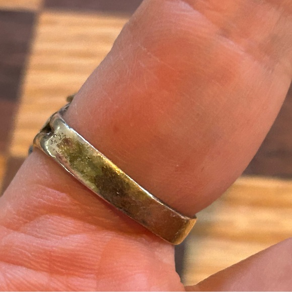 Lovely Little Flower Rock Ring.  Very unique & beautiful style - Picture 8 of 10